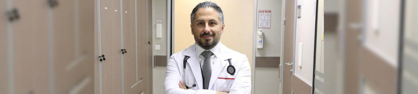 Fotoğrafta takım üzerine giydiği beyaz önlükle Doç. Dr. Murat Turfan yer alıyor