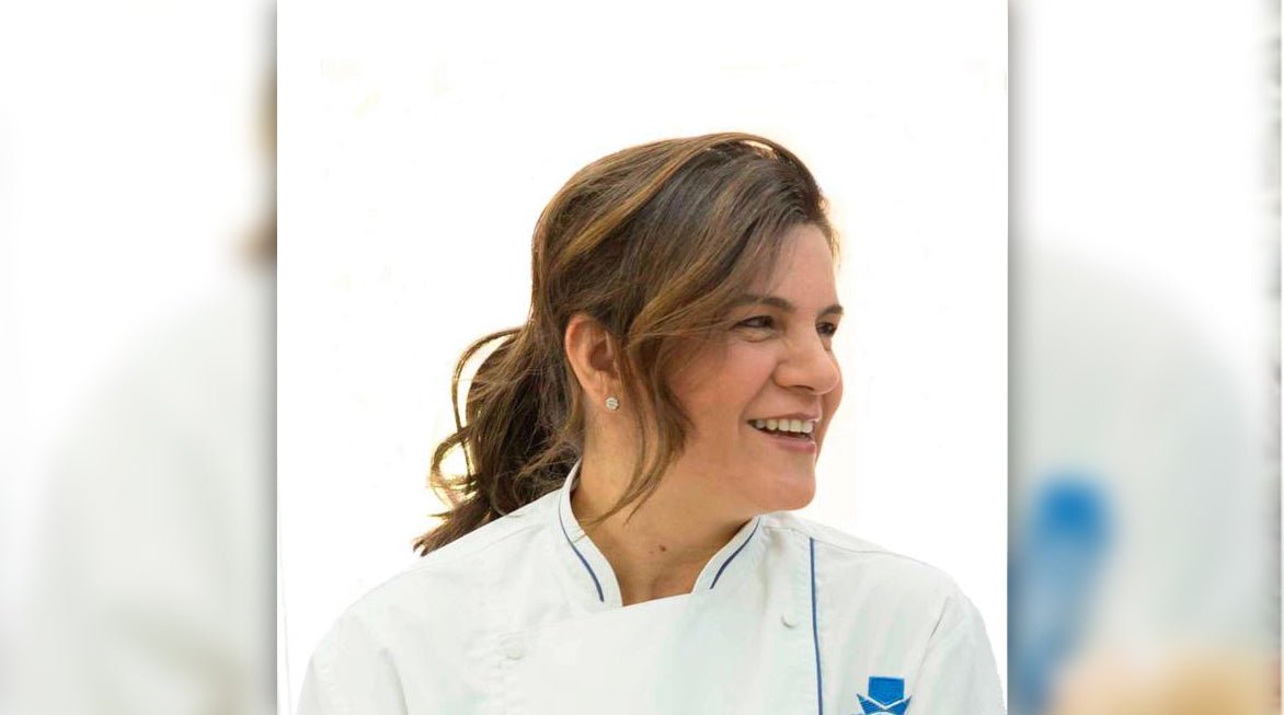 Fotoğrafta Art Cafe sahibi Şeyda Sağlıkova Tomruk yer alıyor.