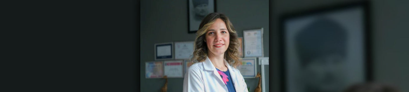 Fotoğrafta beyaz önlüğüyle Uzm. Dyt. Ayşegül Yavuz yer alıyor