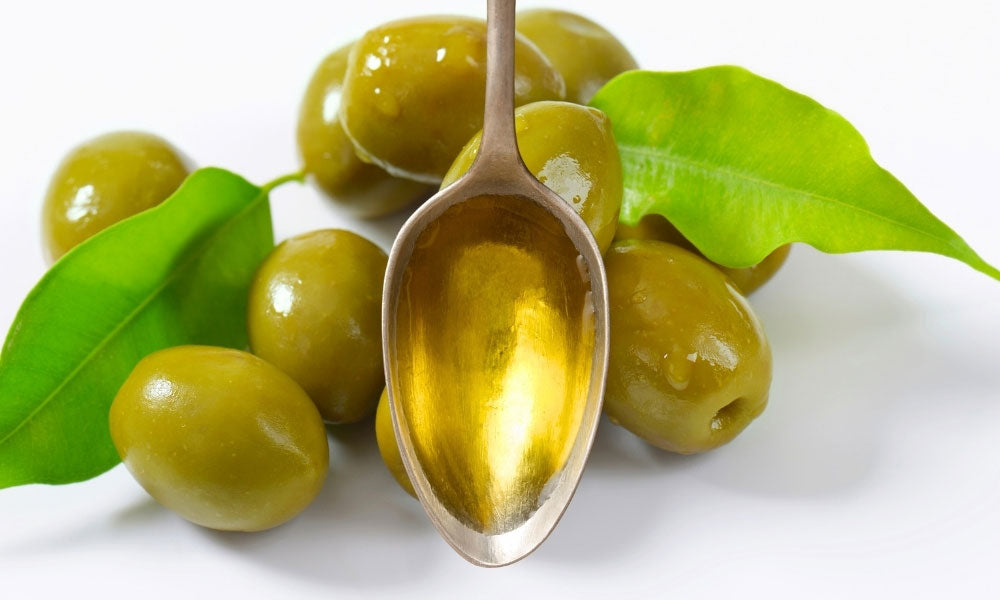 Zeytinler ve kaşı içinde zeytinyağı