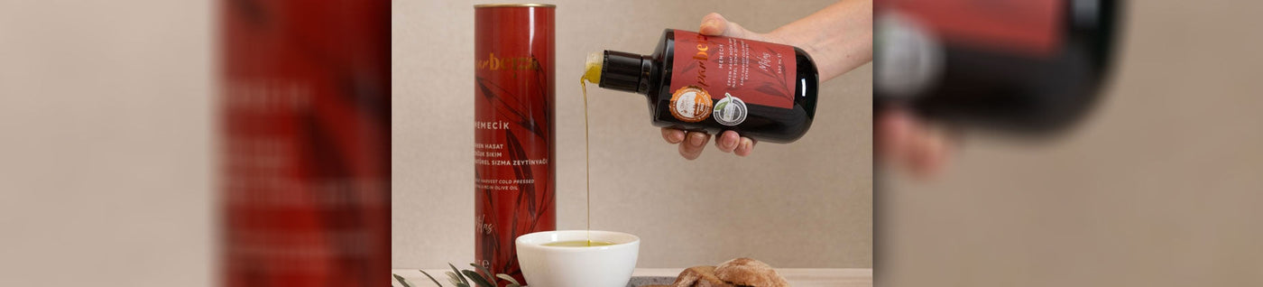 Bir kişi bir kaseye zeytinyağı döküyor