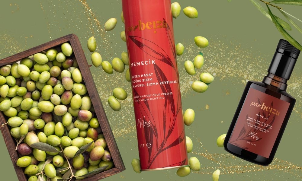 bir kasa içinde yeşil zeytinler ve yanında şişeler içinde zeytinyağları var